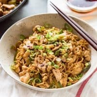 15 minute Chicken Ramen Stir Fry - Uma forma deliciosa de ajeitar macarrão de ramen instantâneo regular sem os pacotes de sabores. Está pronto em minutos, e é melhor para si e sabe ainda melhor! Almoço ou jantar perfeito para dias e noites ocupados e para estudantes que vivem com um orçamento.'s ready in minutes, and is better for you and tastes even better! Perfect lunch or dinner for busy week days and nights and for students living on a budget.