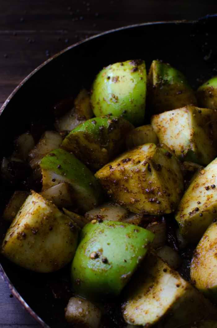 Spicy Green Apple Curry - a spicy, sweet dish that transforms the sourness of green apples with the earthy spiciness and robust flavours of Sri Lankan roasted curry powder! Vegan + Gluten free. 