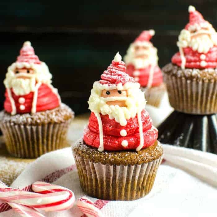 Santa Claus Cupcakes - An easy to follow STEP BY STEP (GIF & Printable) frosting guide for awesome Santa Claus Cupcakes (Christmas cupcakes) with a cream cheese frosting decoration!