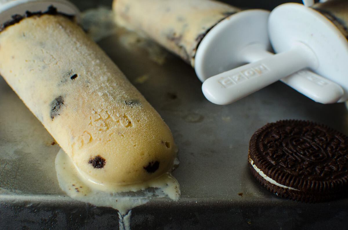 Brown Butter Butterscotch Oreo Popsicles - Unbelievably delicious, creamy Butterscotch Popsicles with Oreos!