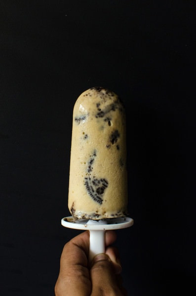 Brown Butter Butterscotch Oreo Popsicles - Unbelievably delicious, creamy Butterscotch Popsicles with Oreos!