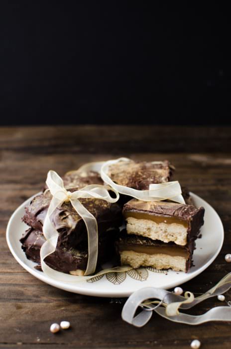 Spiced Ginger Millionaires Shortbread Cookie Bars - Fondly known as Spiced Ginger Twix Bars! soft crumbly shortbread base with a soft melt in your mouth, vanilla caramel and coated with semi sweet chocolate! The next best thing since the Twix Bar!