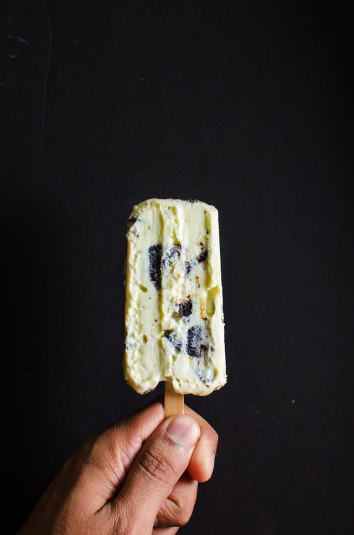 Easy Creamy Vanilla Popsicles in 5 awesome flavors - Cookies and Cream Popsicles. A easy, delicious vanilla popsicle base flavored in 5 ways to make 5 different popsicles! Insanely delicious, easy and your family will absolutely love it! RECIPE + VIDEO. SAVE to repin. CLICK to get the recipe. #TheFlavorBender