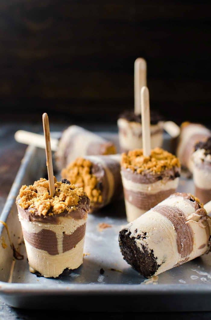  Cookie Butter and Chocolate Fudge Pops - Melt in your mouth creamy, smooth, sweet and salty Cookie Butter and Chocolate Fudge Pops, topped with crushed Oreos and Biscoff cookies! Vegan Friendly too!