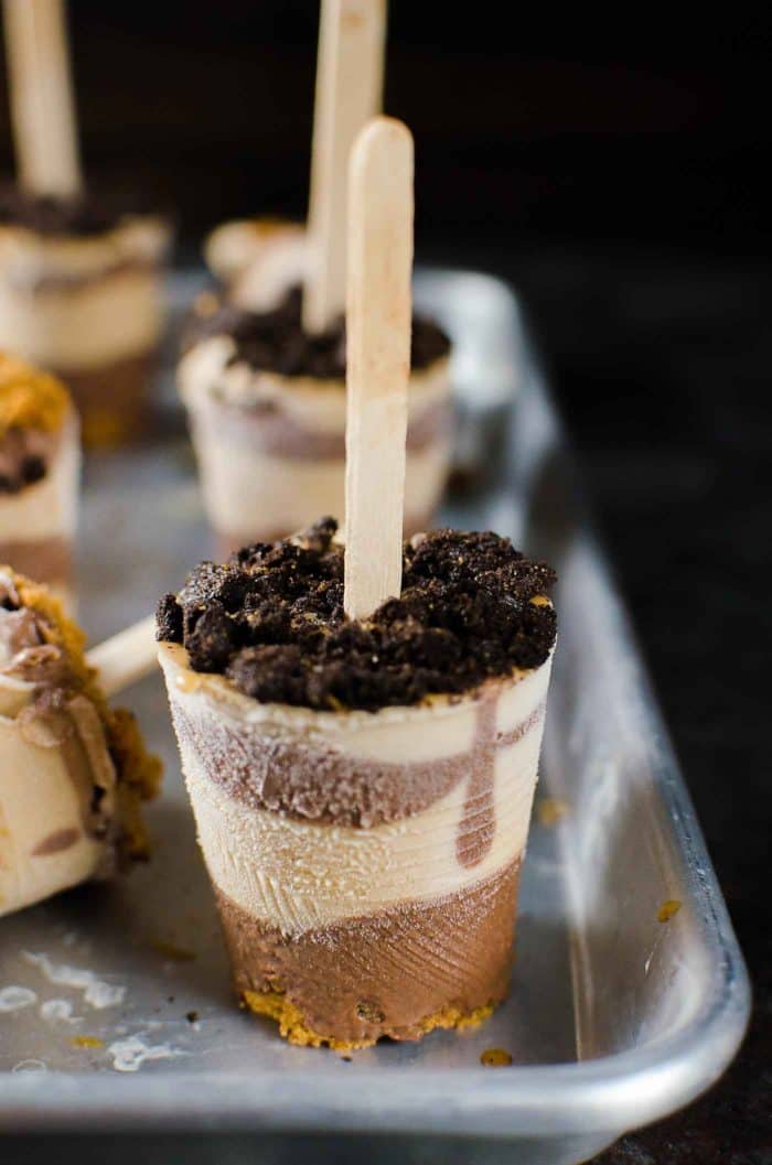  Cookie Butter and Chocolate Fudge Pops - Alternate layers of chocolate pudding and cookie butter! Vegan friendly too!