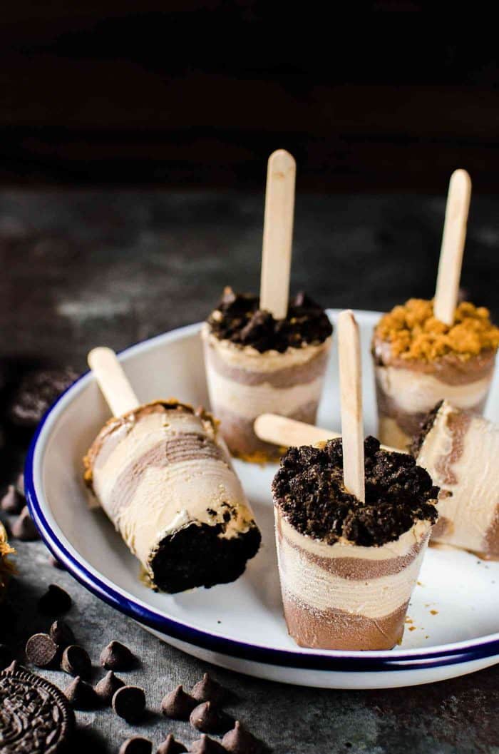  Cookie Butter and Chocolate Fudge Pops - Melt in your mouth creamy, smooth, sweet and salty Cookie Butter and Chocolate Fudge Pops, topped with crushed Oreos and Biscoff cookies! Layers of creamy Cookie butter pudding and Fudgy chocolate pudding make the best fudgsicles!