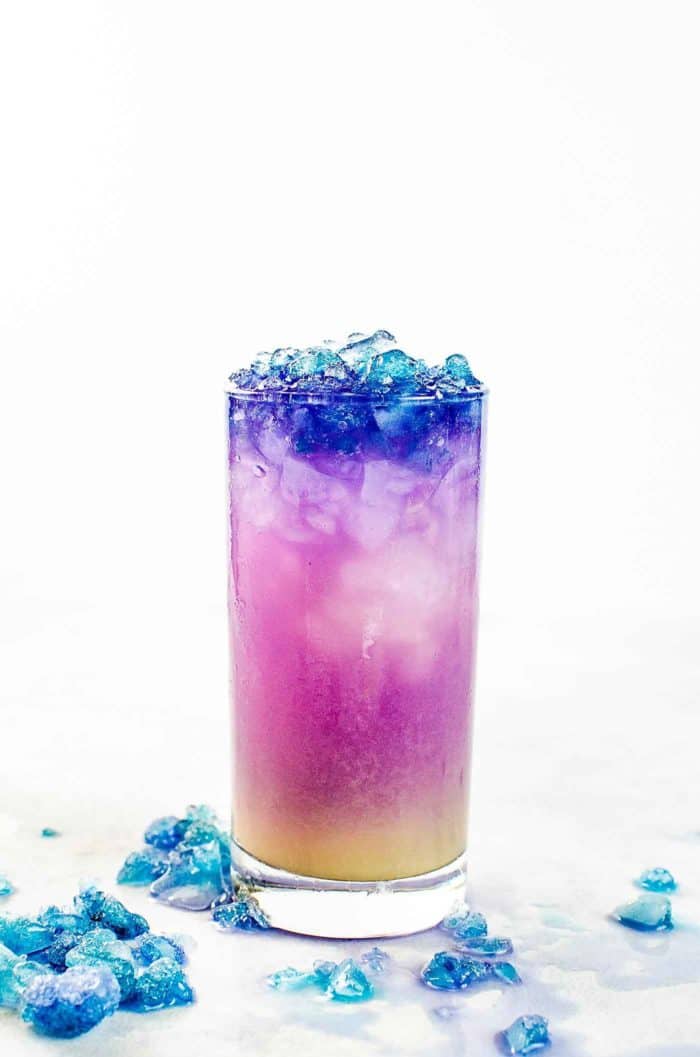 Magical Color Changing Cocktails (Galaxy Cocktails) - Glow in the dark Galaxy Magic Mule - Neljä uskomatonta maagista cocktailia, joita voit valmistaa ja inspiroitua tekemään omia! Ihastuta ystäväsi ja perheesi näillä hauskoilla ja ainutlaatuisilla cocktaileilla, jotka on valmistettu väriä vaihtavalla alkoholilla.