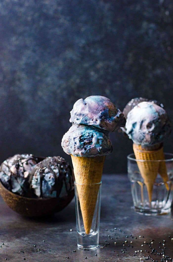  No churn Galaxy Ice cream - made with absolutely no food coloring and with fresh fruits, butterfly pea flower extract, and activated coconut charcoal. This mixed berry lemon ice cream is as delicious and magical as it looks! 