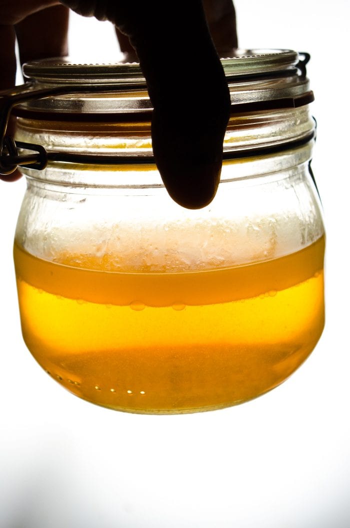 バターラム-脂肪質の洗浄アルコールは豊富な脂肪基づかせていた香ばしい味とアルコールを注ぎこむ簡単でけれども非常に効果的な方法である。 ここでは、おいしい脂肪洗浄バターラム酒を作るためのレシピ/テクニックです！