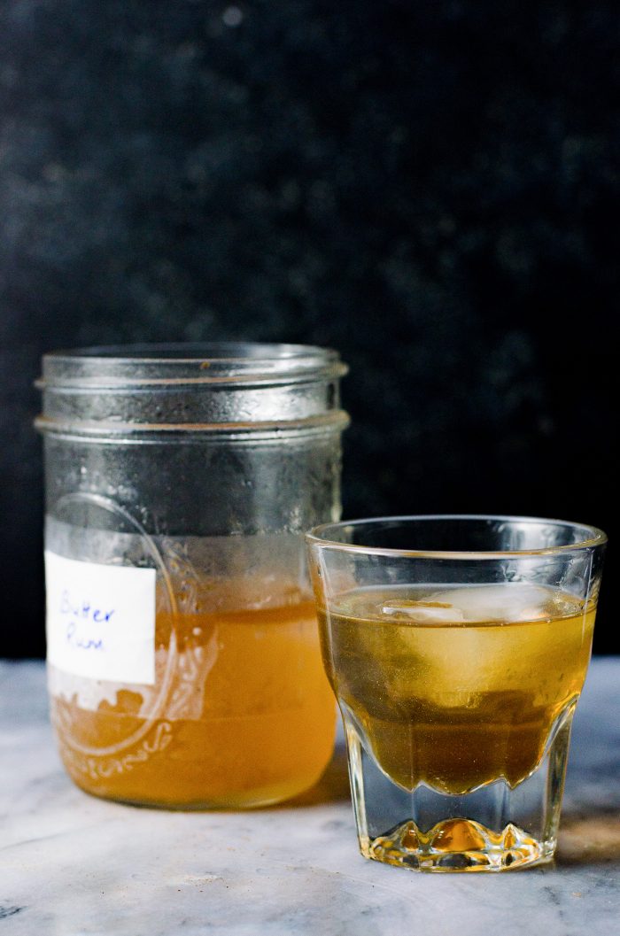  smør Rum - fedt vask alkohol er en enkel, men meget effektiv måde at indgyde alkohol med rige fedt-baserede krydrede smag. Her er en opskrift / teknik til at lave lækker fedtvasket smørrom!