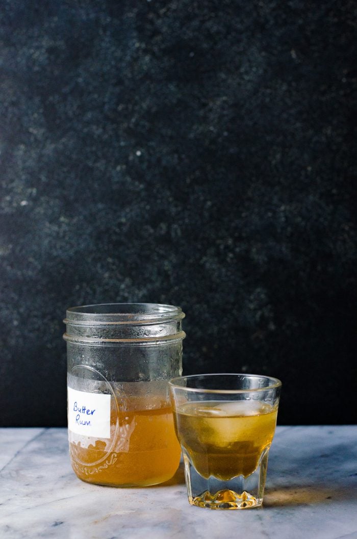 L'alcool di lavaggio del rum - grasso del burro è un modo semplice ma molto efficace per infondere l'alcol con un ricco sapore salato a base di grassi. Ecco una ricetta / tecnica per rendere delizioso grasso lavato burro rum!