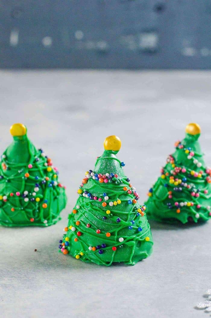 Christmas tree OREO balls - Christmas OREO balls - Fun and easy decoration ideas for these Mint Oreo Truffles! Christmas baubles truffles, Hot cocoa truffles, pine cone truffles, and Christmas tree truffles. Perfect for gifting for the holiday season!