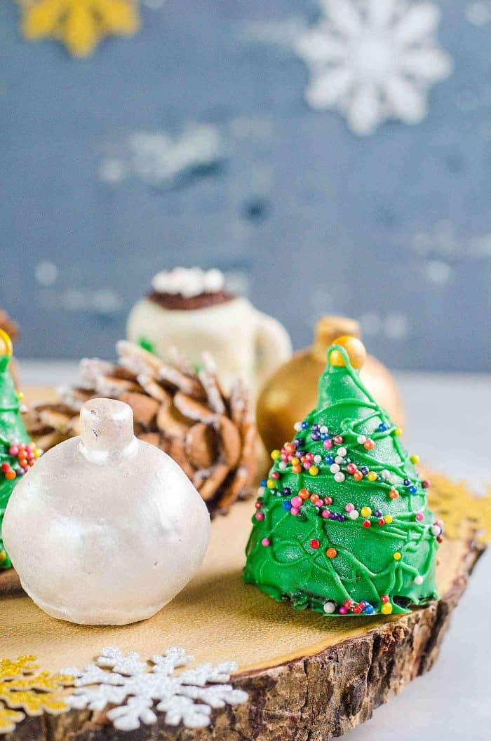 Christmas OREO balls - Fun and easy decoration ideas for these Mint Oreo Truffles! Christmas baubles truffles, Hot cocoa mug truffles, pine cone truffles, and Christmas tree truffles. Perfect for gifting for the holiday season!