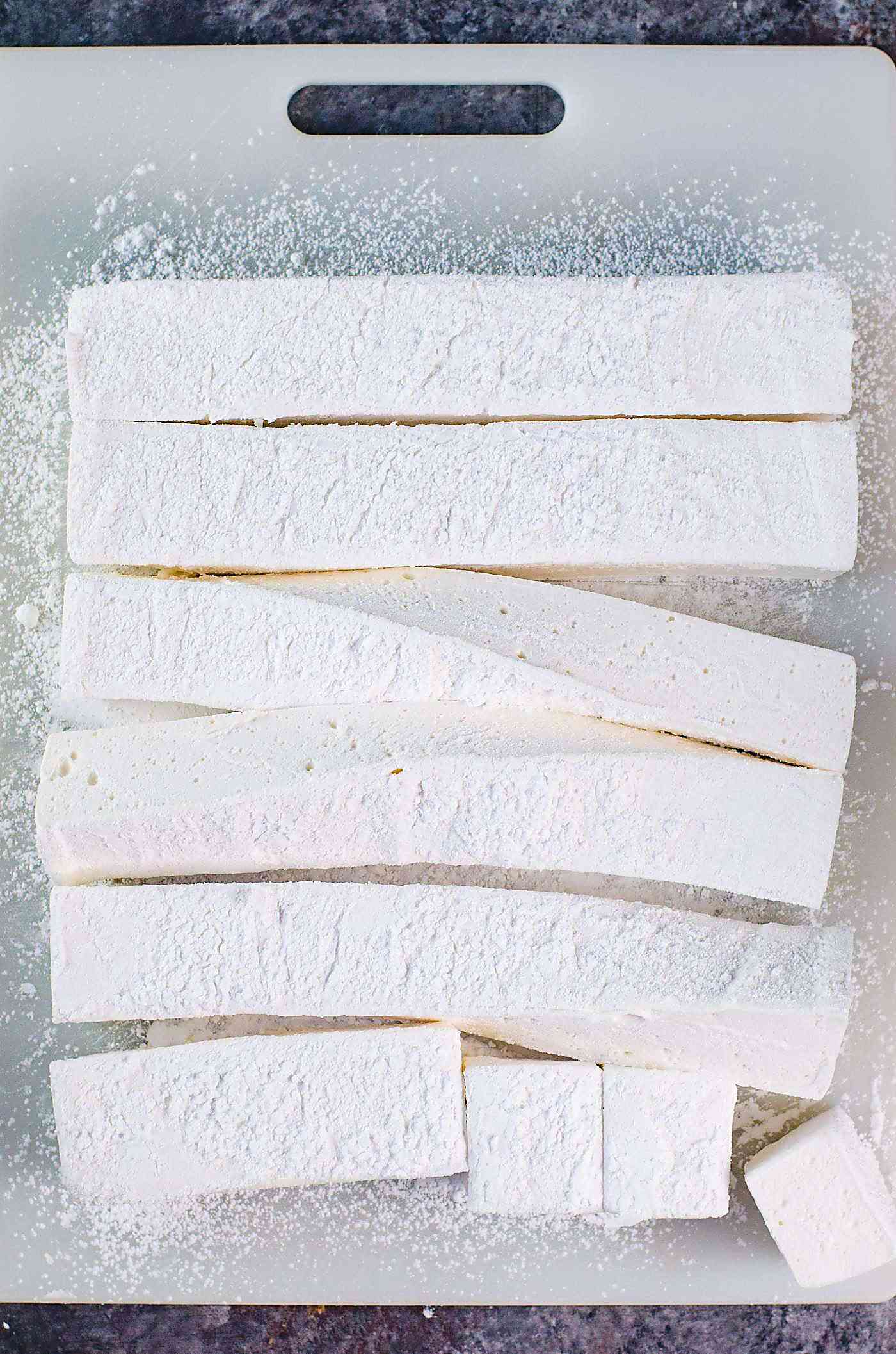 How to make Marshmallows - Learn the art of making fluffy, soft homemade marshmallows with or without corn syrup! With tips and information to make the perfect Marshmallows in many flavors. 