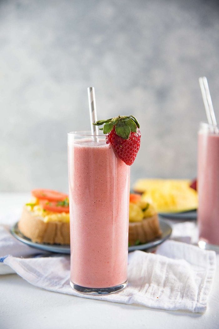 Green Tea Almond Strawberry Smoothie - a creamy almond and strawberry smoothie with Sencha tea (Green tea), that will keep you energized and full through to lunch!