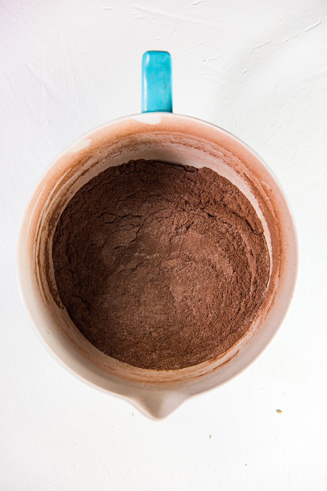 One Bowl Chocolate Cake - Mix the fry ingredients in a bowl to remove lumps. Dutch powder cocoa gives the cake a nice dark color.