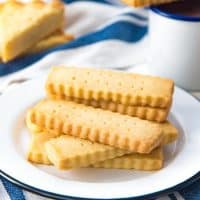 Easy Shortbread Cookies - Buttery, crumbly and light classic shortbread cookies that are easy to make with the minimal amount of ingredients you ALWAYS have in your kitchen! Make the classic version or scottish shortbread. With tips and tricks to make these cookies easily for any occasion!