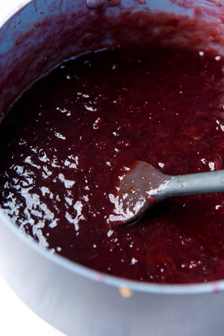  Prune épicée dans une grande casserole avec une spatule en silicone en remuant la confiture.