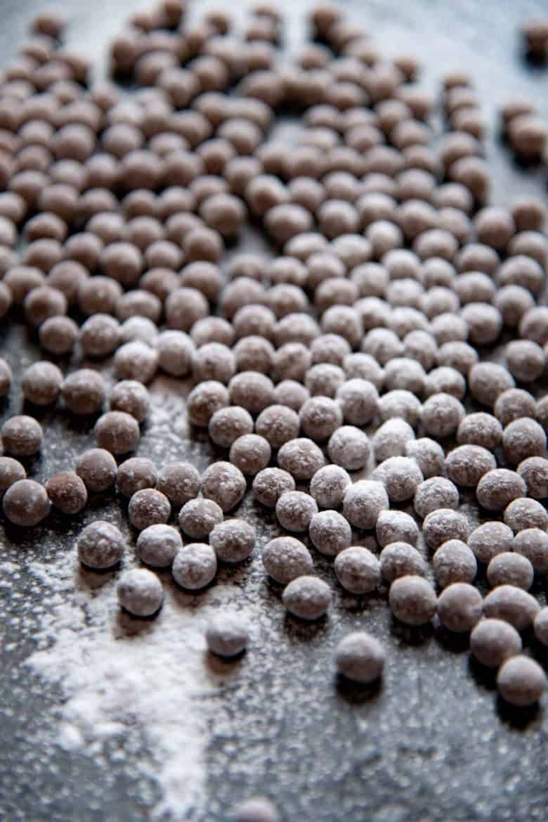 Boba pearls coated with tapioca starch