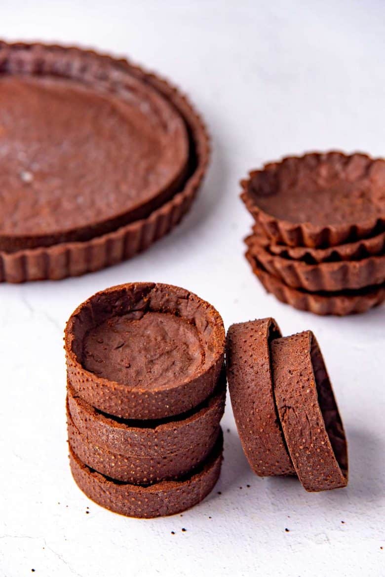Differing sizes of the the chocolate tart shells.