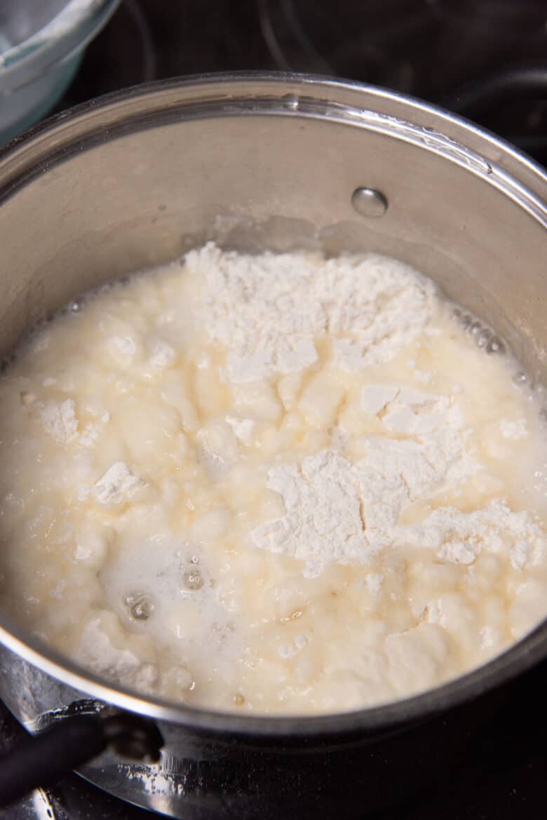 Flour mixed with water inside the pot, with some flour still dry, and the rest absorbing the water.