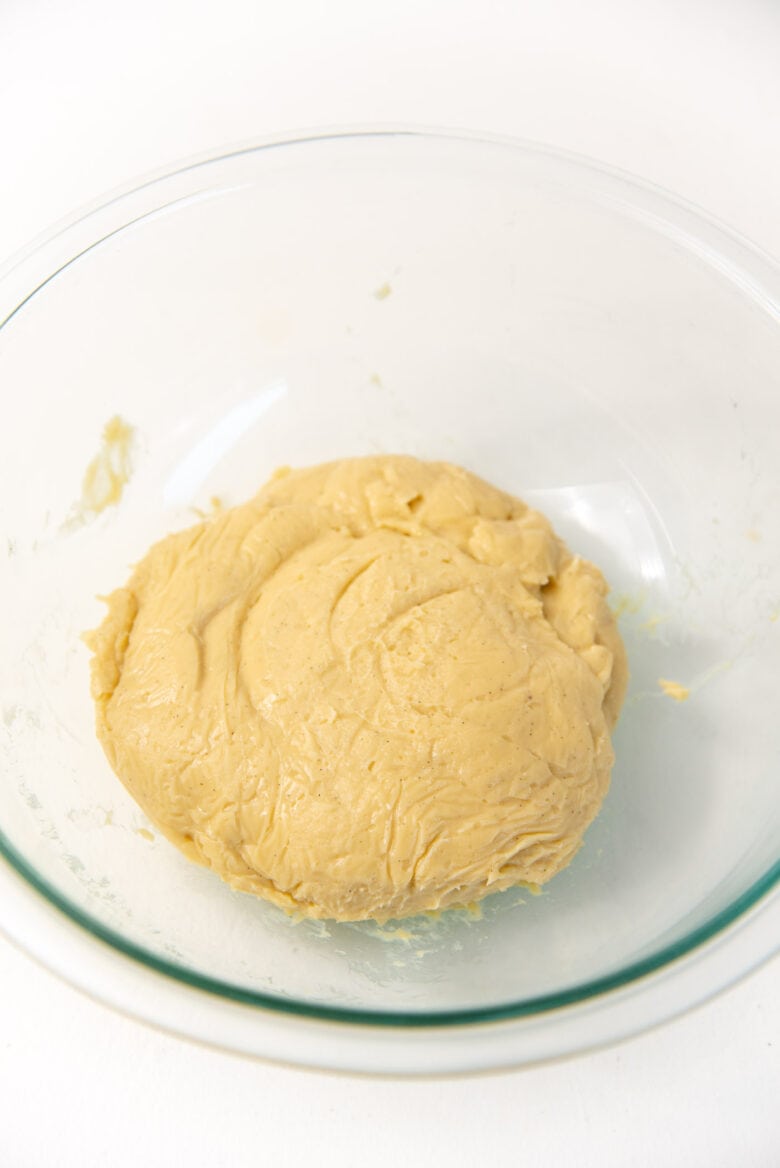 The banana pudding pastry cream after cooling down in a bowl.