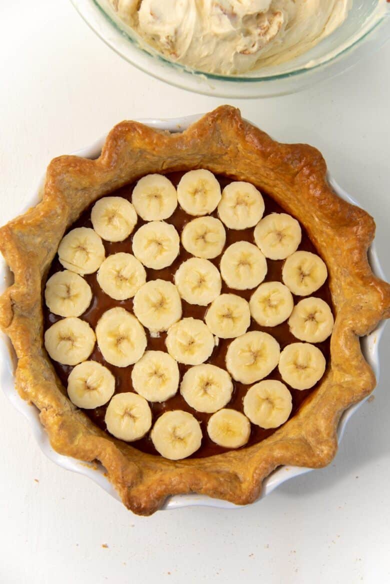 Sliced bananas placed ontop of the caramel layer.